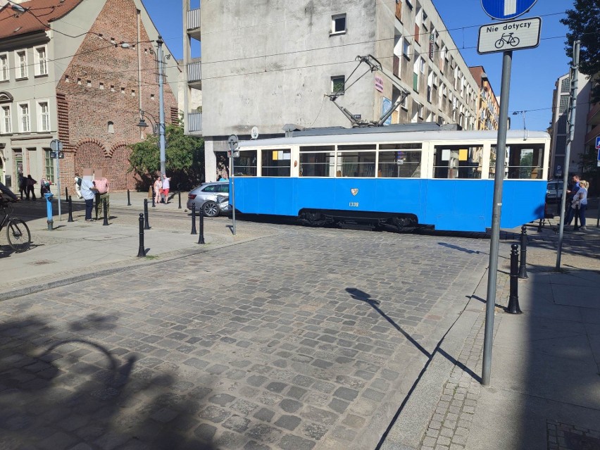 4.06.2023 r. Kolizja zabytkowego tramwaju z osobową skodą we...