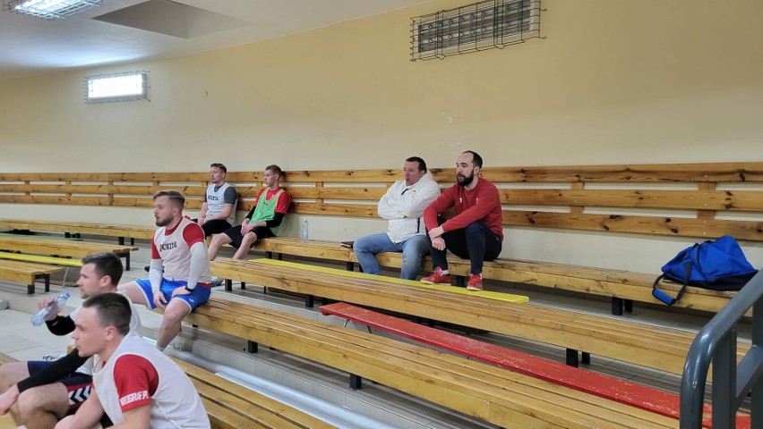 ŁKS Górnik Łagów wznowił treningi przed startem klasy okręgowej. Pojawiło się 16 zawodników. Z klubu odszedł Paweł Bandura