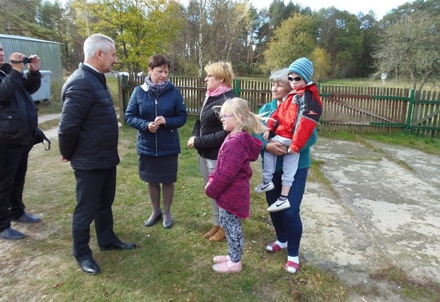 Podczas przekazania sprzętu  do rodziny Glazerów przyjechał burmistrz oraz dyrektorka szkoły.