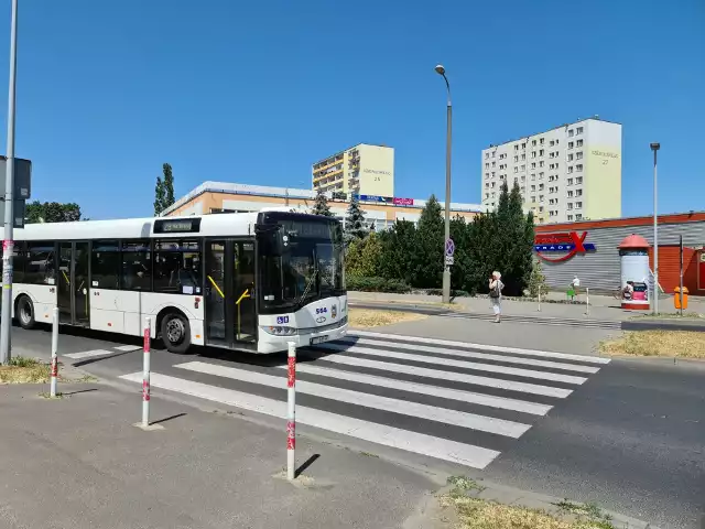 Do tragedii na tym przejściu dla pieszych przy ul. Dziewulskiego w Toruniu doszło 7 czerwca br. W miniony wtorek kierowca autobusu MZK usłyszał w prokuraturze zarzut spowodowania śmiertelnego wypadku.