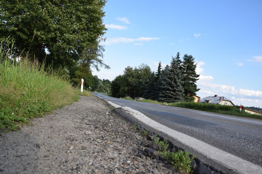 Tiry pędzą, a my nie mamy chodnika