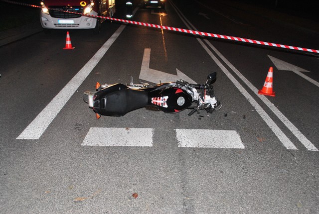 Do zderzenia motocykla z osobowym peugeotem doszło na skrzyżowaniu ulic Krakowskiej i Konopnickiej w Krośnie. Młody kierowca hondy nie przeżył wypadku