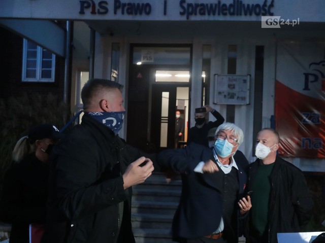 Nie tylko przed biurem Brudzińskiego, ale znicze pojawiły się również przed Biurem Zarządu Okręgowego PiS w Szczecinie. Na miejscu są m.in. posłowie i radni Koalicji Obywatelskiej.ZOBACZ WIĘCEJ: Pogrzeb praw kobiet w Szczecinie. "Kolejka" przed biurem PiS i protest na pl. Solidarności. Relacja na żywo - 23.10.2020