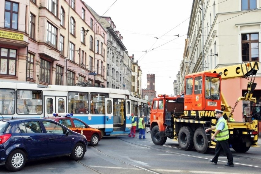 Wrocław: Tramwaj wykoleił się na Krupniczej. Potem kolejny na pl. Wróblewskiego (ZDJĘCIA)