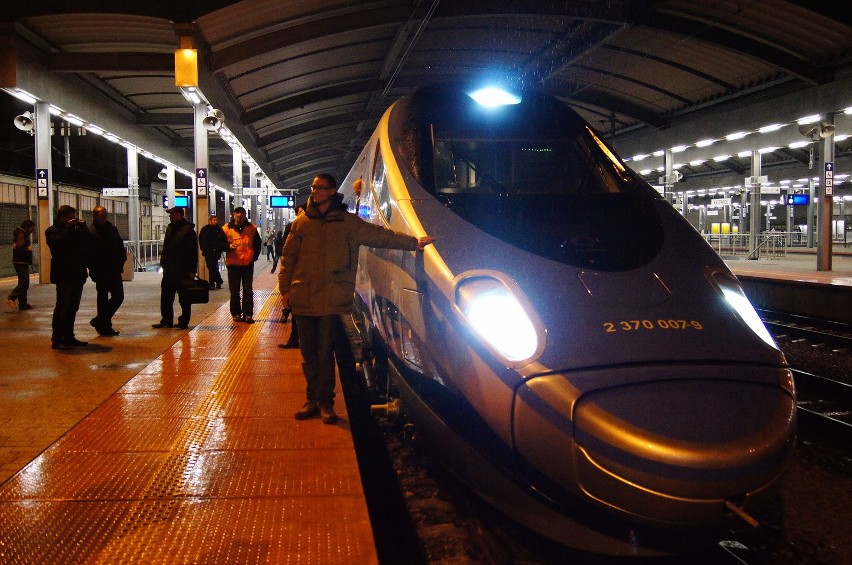 Pendolino na stacji PKP w Katowicach. Pociąg na peronie witała garstka ludzi [ZDJĘCIA]