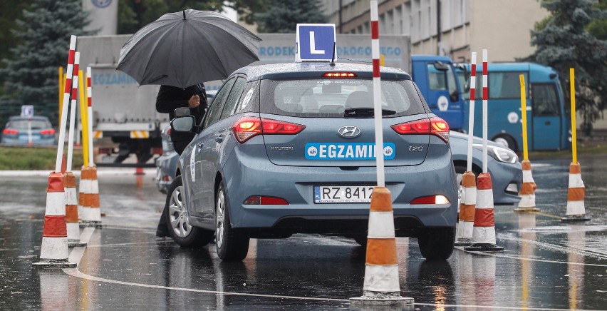 Jazda doszkalająca z opiekunem. Pomysł sprawdza się w wielu...