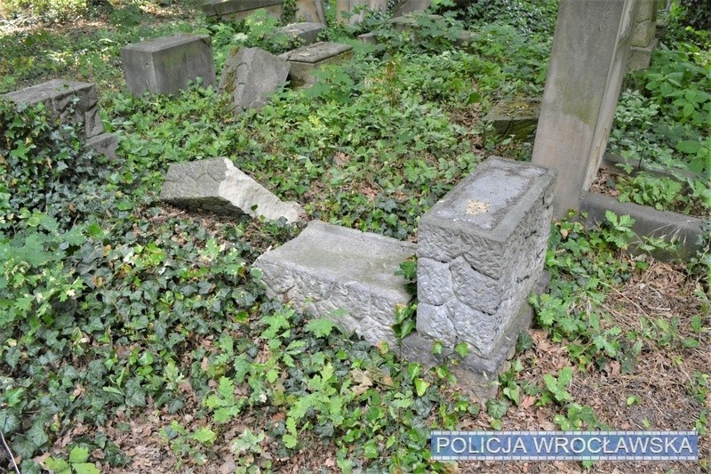 Zniszczone nagrobki na cmentarzu przy ul. Lotniczej