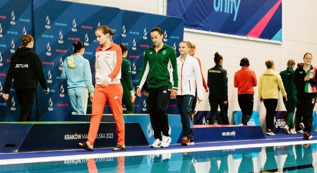 Kaja Skrzek (na biało-czerwono) uzyskała ósmy wynik w finale konkursu z metrowej trampoliny.