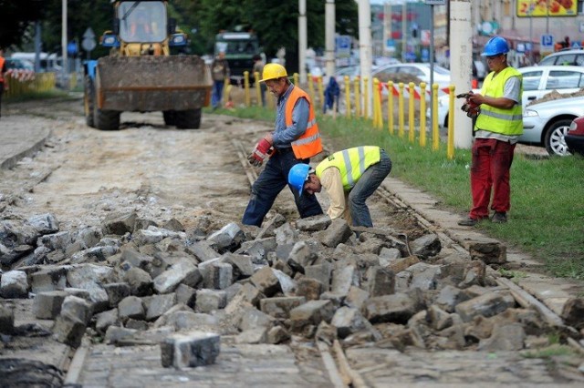 W ramach przebudowy istniejąca wschodnia jezdnia zostanie przesunięta w kierunku torowiska. Kierowcy będą mieli do dyspozycji 3 pasy ruchu o szerokości 3 m.