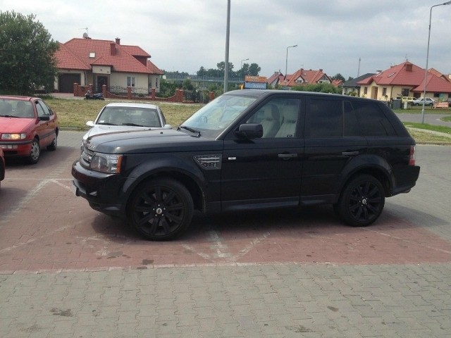 Głogów Młp. - parking przed Biedronką.