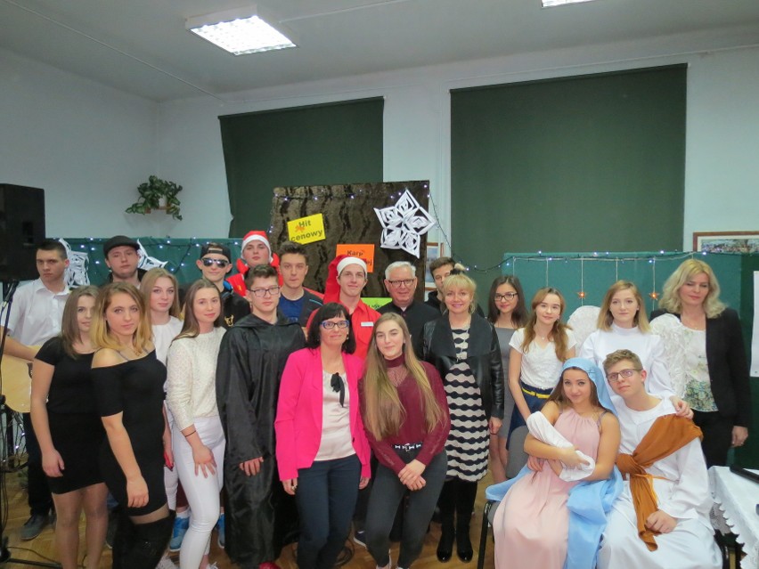 Uczniowie i nauczyciele przy wigilijnym stole w Zespole Szkół Zawodowych nr 2 w Starachowicach