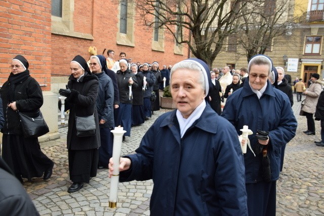 Tarnów. Siostry i zakonnicy obchodzili dzień życia konsekrowanego w bazylice katedralnej 