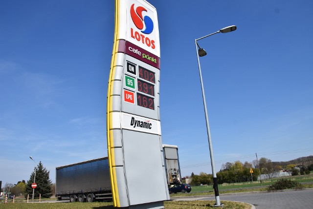 Ceny paliw na stacjach benzynowych w województwie śląskim. Zobacz kolejne zdjęcia. Przesuwaj zdjęcia w prawo - naciśnij strzałkę lub przycisk NASTĘPNE