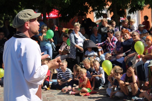 Spektakle Festiwalu Teatrów Ulicznych w Sztumie co roku przyciągają tłumy widzów.