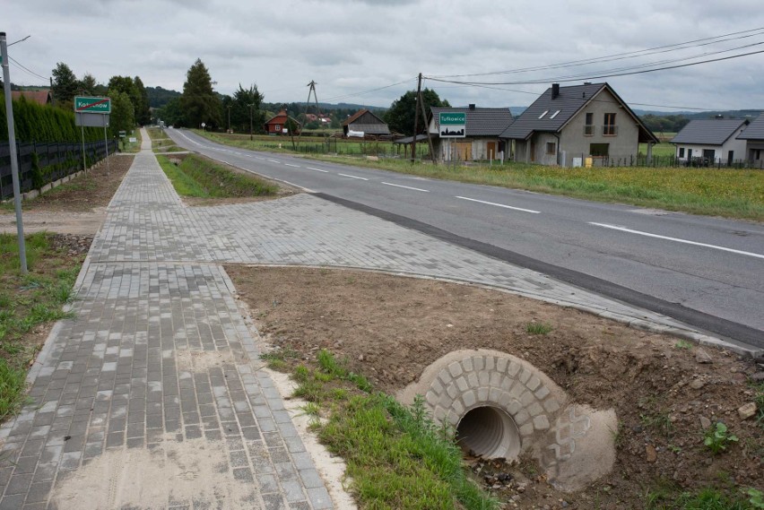 W gminie Wiśniowa koło Strzyżowa powstają chodniki przy drogach wojewódzkich [ZDJĘCIA, WIDEO]