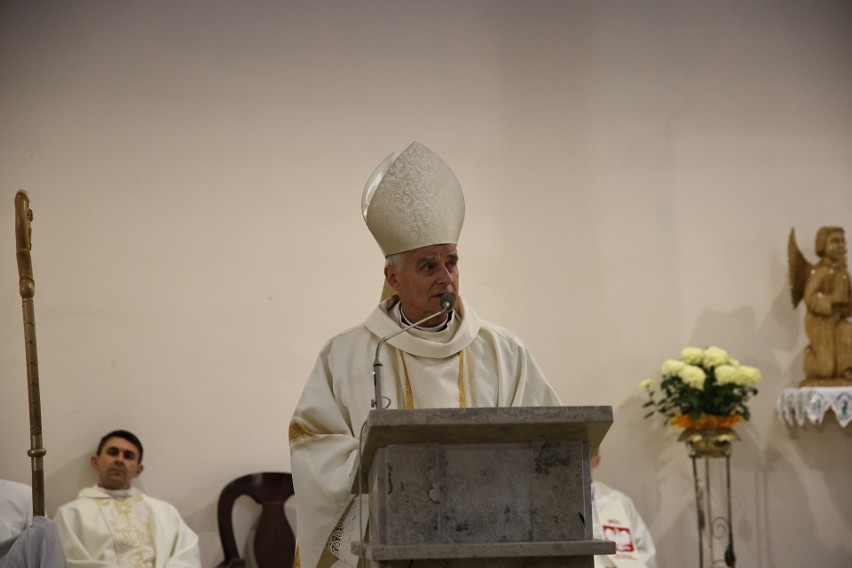 Biskup Marian Florczyk w czasie mszy świętej za ojczyznę w kościele w Bęczkowie wprowadził ikonę Matki Bożej „Niewyczerpany Kielich”