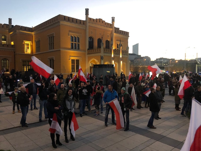 Marsz narodowców we Wrocławiu rozwiązany. Są ranni, wśród nich policjant. Dutkiewicz: Brak wsparcia policji. Ta odpowiada: Był pan tam?