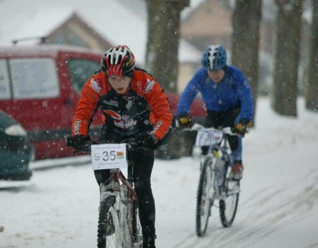 Zimowy maraton rowerowy37 kolarzy wystartowalo w zimowym maratonie rowerowym.