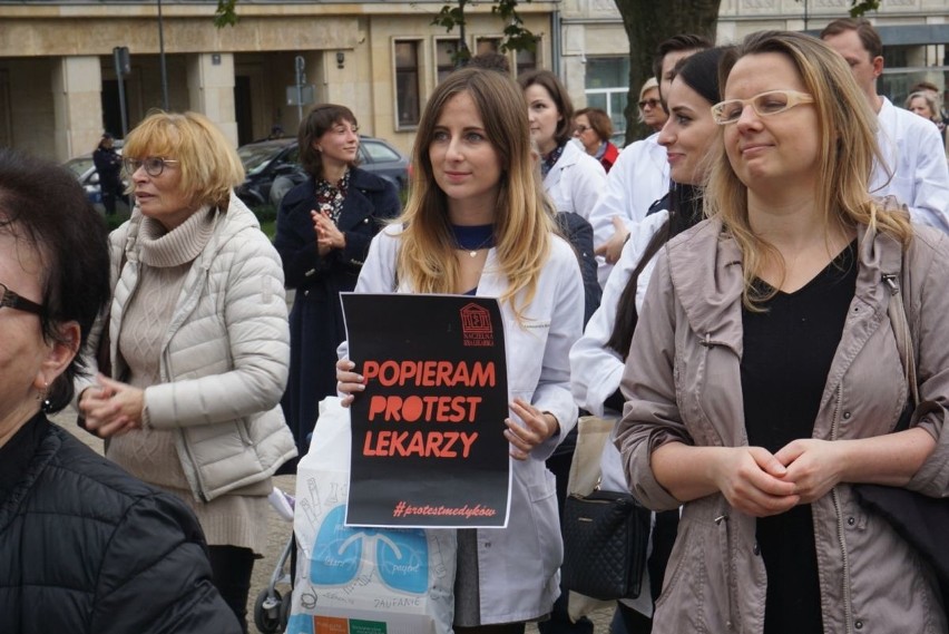 Lekarze rezydenci protestowali na pl. Wolności w Poznaniu