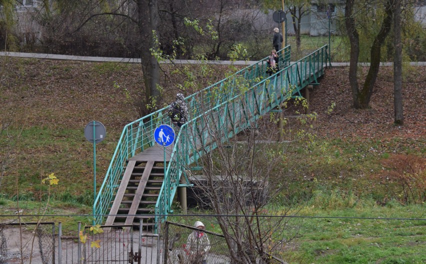 W Krośnie rozpoczyna sie remont kładki nad Lubatówką w sądziedztwie parku. Utrudnienia dla pieszych [ZDJĘCIA]
