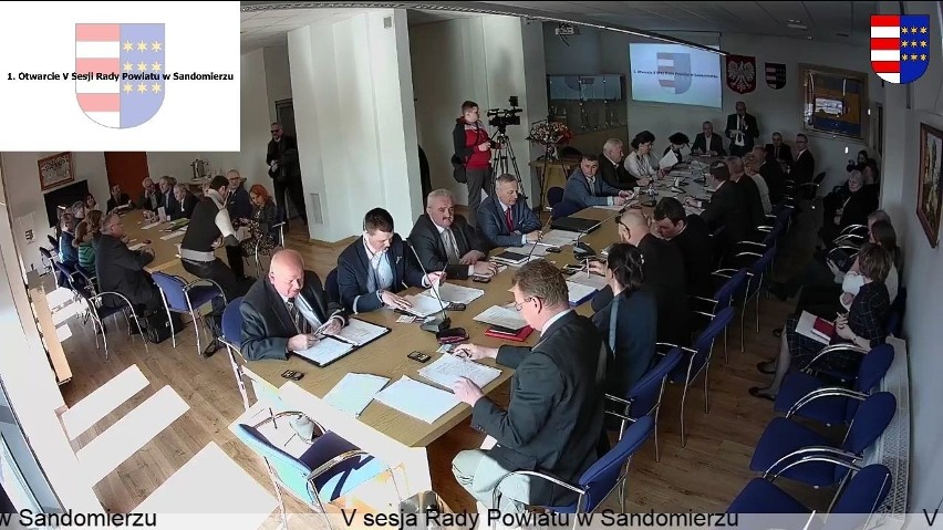 Piąta sesja Rady Powiatu Sandomierskiego - jest nowy skarbnik, ustępujący odczytał oświadczenie (ZOBACZ ZAPIS TRANSMISJI)
