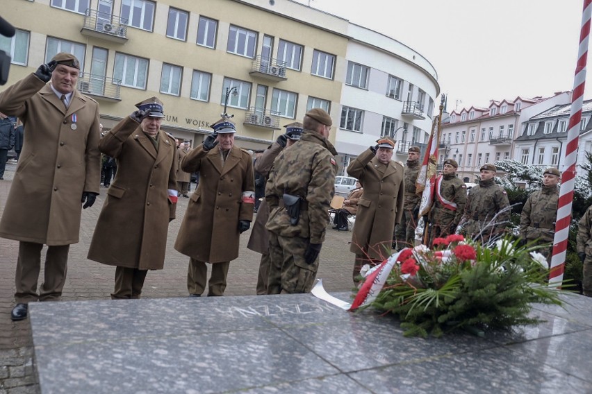 Rocznica utworzenia Armii Krajowej. Władze miasta złożyły kwiaty pod pomnikiem