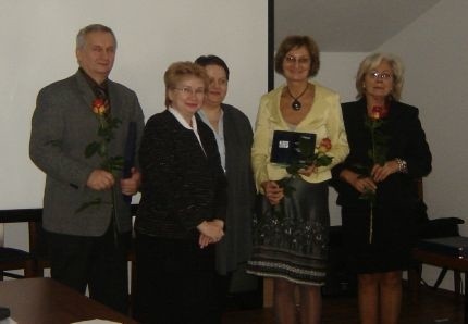 Małgorzata Piekarska (druga z prawej) odebrała statuetkę przyznaną bibliotece za zajęcie I miejsca w konkursie na najlepiej zorganizowany "Tydzień Bibliotek 2009&#8221; w województwie podkarpackim.