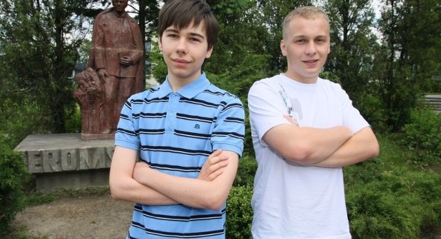 Od lewej: Zbigniew Drogosz i Piotr Szcześniak - tak uzdolnionej młodzieży I Liceum Ogólnokształcącemu imienia Stefana Żeromskiego w Kielcach wszyscy mogą zazdrościć.  