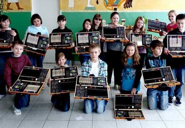 Uczniowie szkoły w Parszowie, z nagrodami.