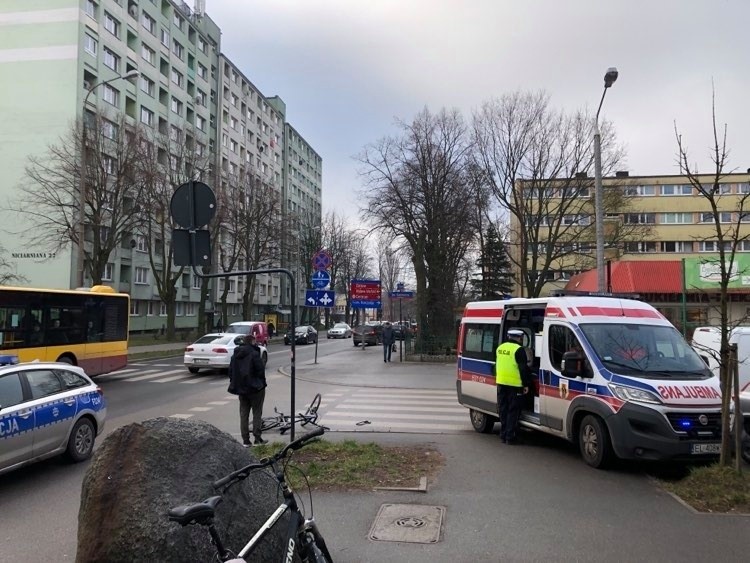 Potrącenie rowerzysty na Widzewie. Mężczyzna doznał urazu ręki ZDJĘCIA