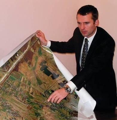 Burmistrz Wieliczki pokazuje tereny do odrolnienia Fot. Jolanta Białek