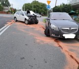 Wypadek w Świerczowie. Dwa samochody osobowe zderzyły się na rondzie