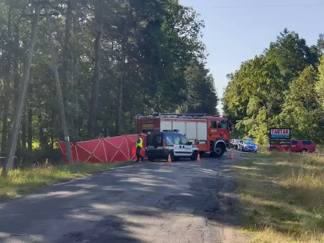 Tragiczny wypadek w miejscowości Miradz pod Strzelnem w powiecie mogileńskim. Cztery młode osoby nie żyją. Samochód uderzył w drzewo.