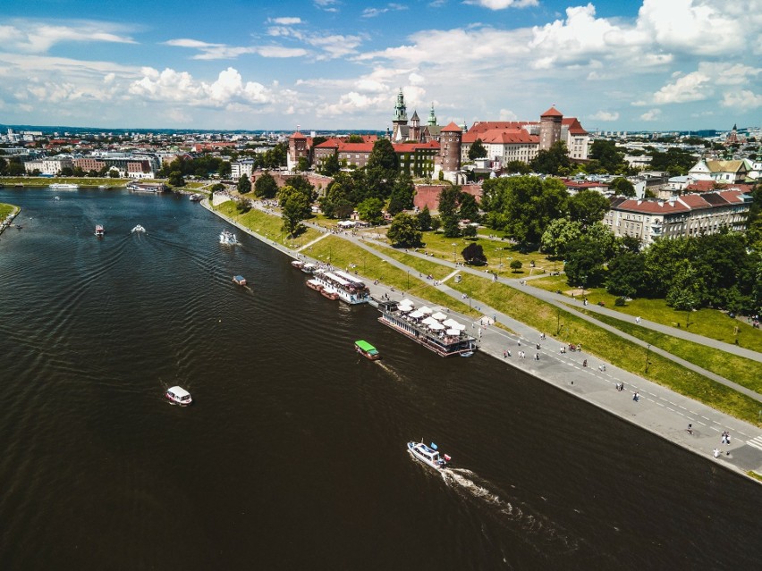 Panorama Krakowa z Wawelem z drona, ale z poziomu rzeki...
