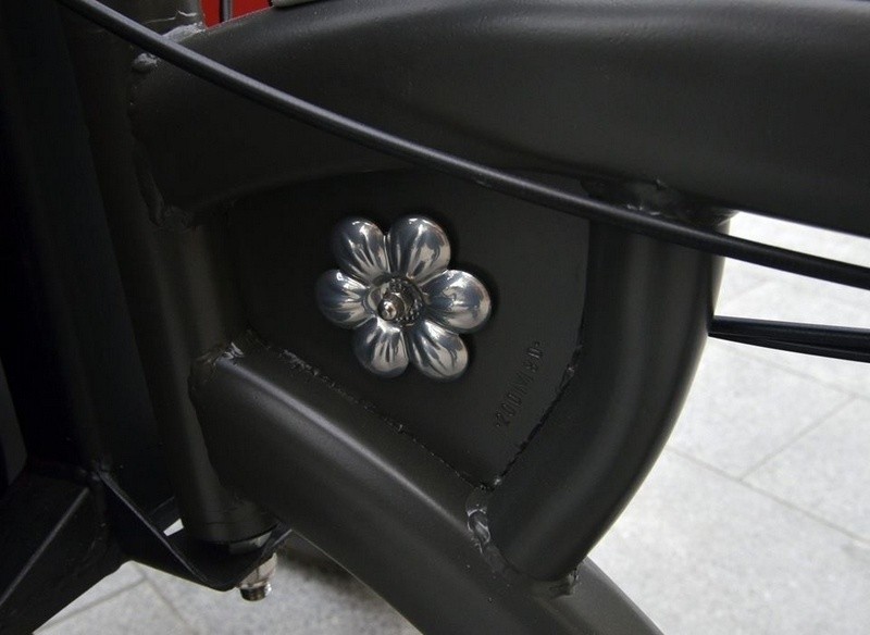 Pojazd ma metalowe zdobienia w kształcie kwiatów, które...