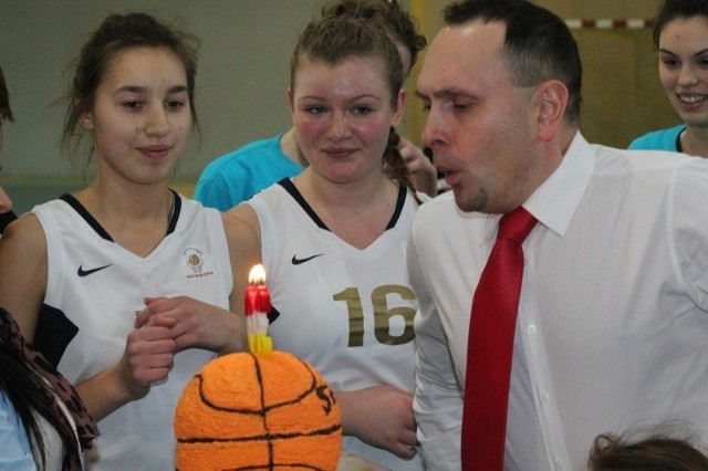 Po meczu trener Maciej Kruszewski otrzymał tort w kształcie piłki do kosza.