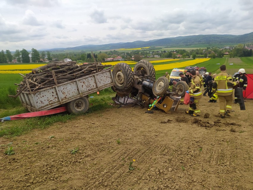 Śmiertelny wypadek w Odrzechowej. 70-letni traktorzysta zginął na miejscu!