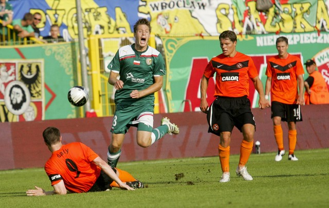 LIPIEC 2011 WKS wraca do europejskich pucharów. Na początku Dundee United na Oporowskiej. Jedynego gola meczu strzela Johan Voskamp - holenderski król strzelców II ligi, który do Wrocławia zawitał kilka dni wcześniej. Strzela też pierwszą bramkę w lidze. Wrocławianie remisują 1:1 z Górnikiem.