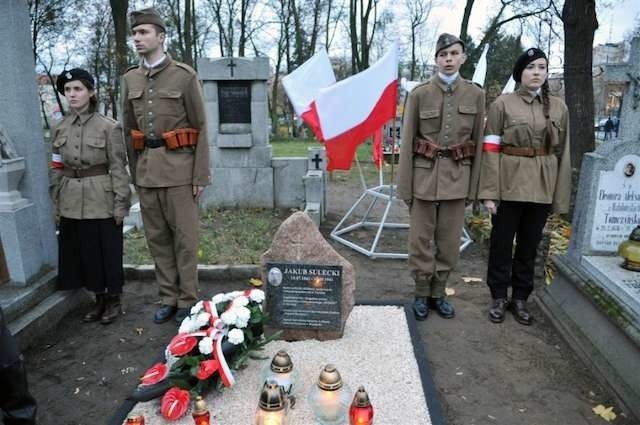 Nagrobek Jakuba Suleckiego na cmentarzu przy ulicy Grudziądzkiej 20/22 ma formę kamienia polnego z tablicą Fot. nadesłana