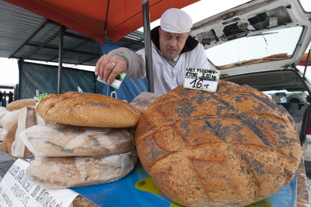 Targowisko w Koszalinie. Chleb z ekologicznej mąkiOkrągłe bochenki różnej wielkości wyglądały bardzo apetycznie.