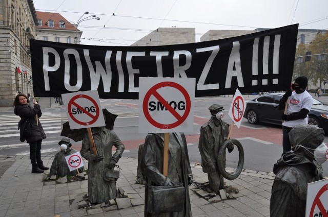 Happening odbył się przy Pomniku Anonimowego Przechodnia na rogu ul. Świdnickiej i Piłsudskiego