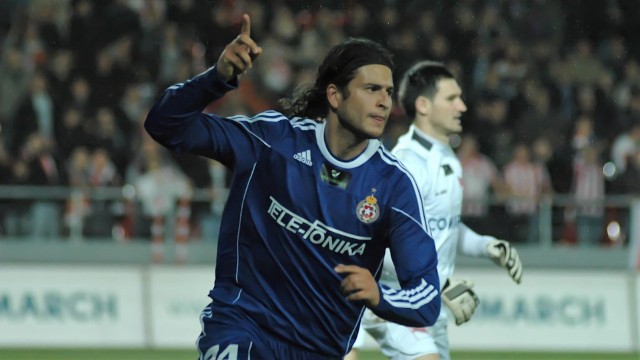 Cracovia - Wisła Kraków, 5 listopada 2010 r. Nourdin Boukhari strzelając gola w doliczonym czasie gry zapewnił wygraną drużynie z ul. Reymonta