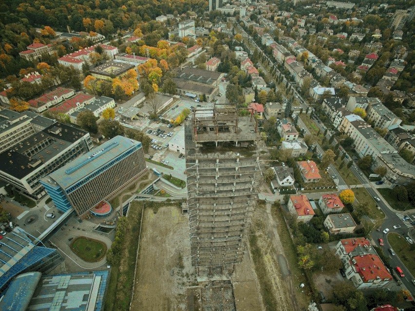 Opakują i wypatroszą „szkieletora”.  Wiosną zacznie się budowa wieżowca