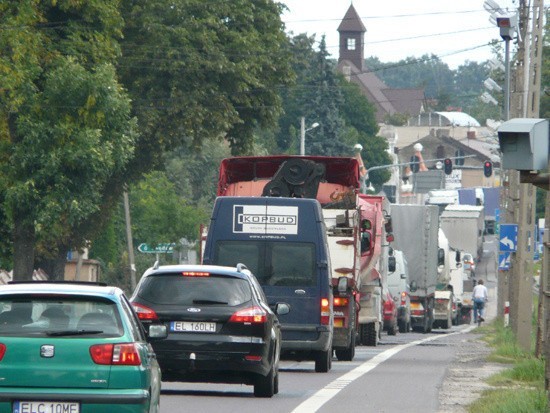 Przez Stryków nieustannie płynie rzeka samochodów, z których większość stanowią tiry omijające płatną autostradę.