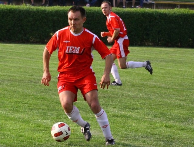 W akcji piłkarz Olimpii - Artur Tomaszewski.