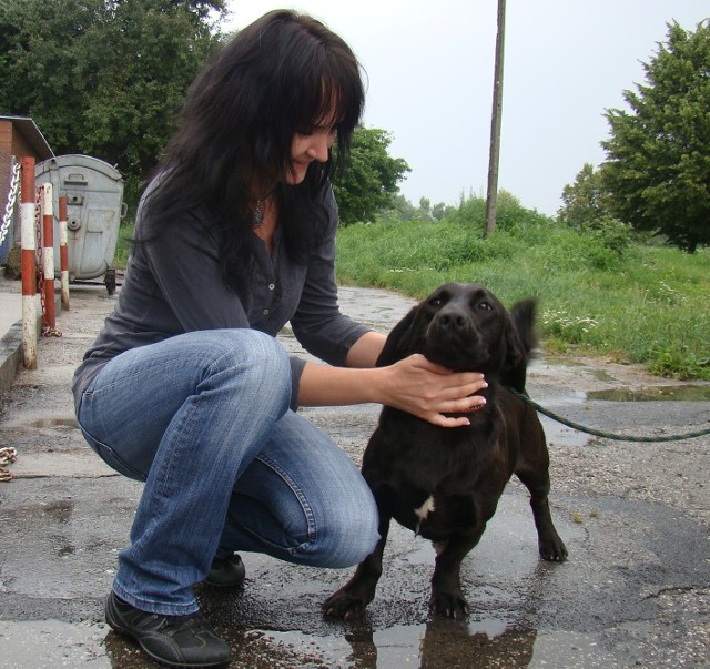 Katarzyna Kuczyńska, prezes oświęcimskiego oddziału OTOZ Animals, z pieskiem porzuconym na parkingu