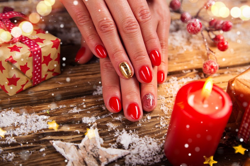 Paznokcie świąteczne 2020: jakie wzory i kolory wybrać? Garść inspiracji na paznokcie na święta Bożego Narodzenia i Sylwestra 2020