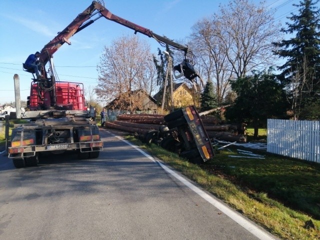 Do groźnej sytuacji doszło 10 listopada krótko po godz. 12 na drodze wojewódzkiej 964 w Zabierzowie Bocheńskim (gmina Niepołomice). Samochód ciężarowy, przewożący drzewo przewrócił się na ogrodzenie prywatnej posesji. Utrudnienia w ruchu na DW 964 trwały około dwóch godzin