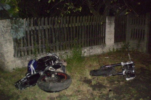 Motocyklista staranował barierki blokujące przejazd, uderzył w słup telekomunikacyjny i betonowe ogrodzenie.