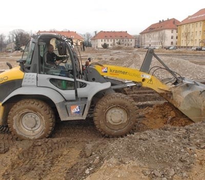 Potężne koparki pracują w ziemi. Jest już wykopana niecka pod fontannę.